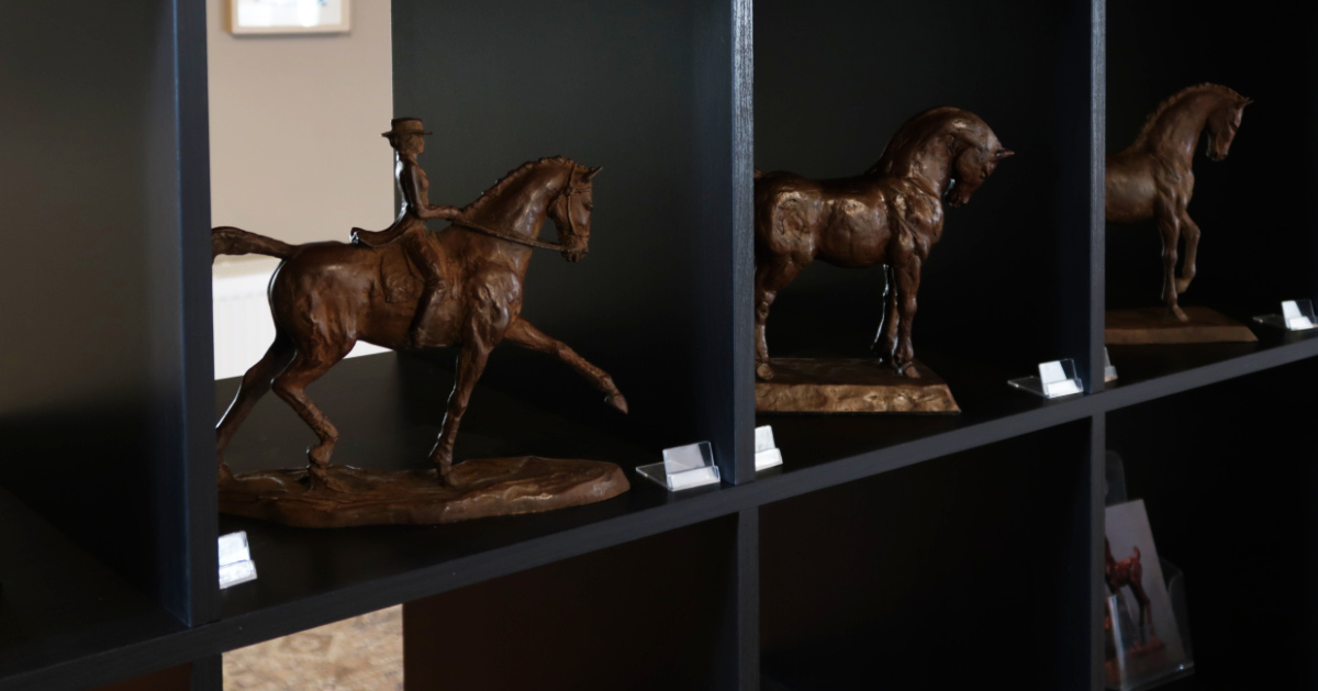 Paardenbeeld in brons