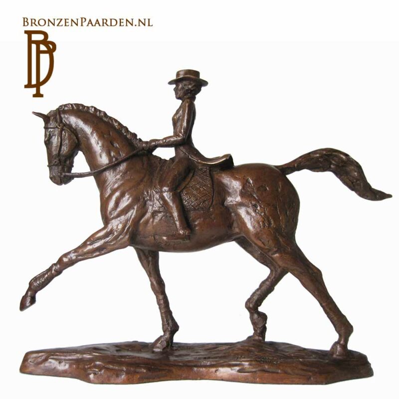 Paardenbeeld van brons amazone