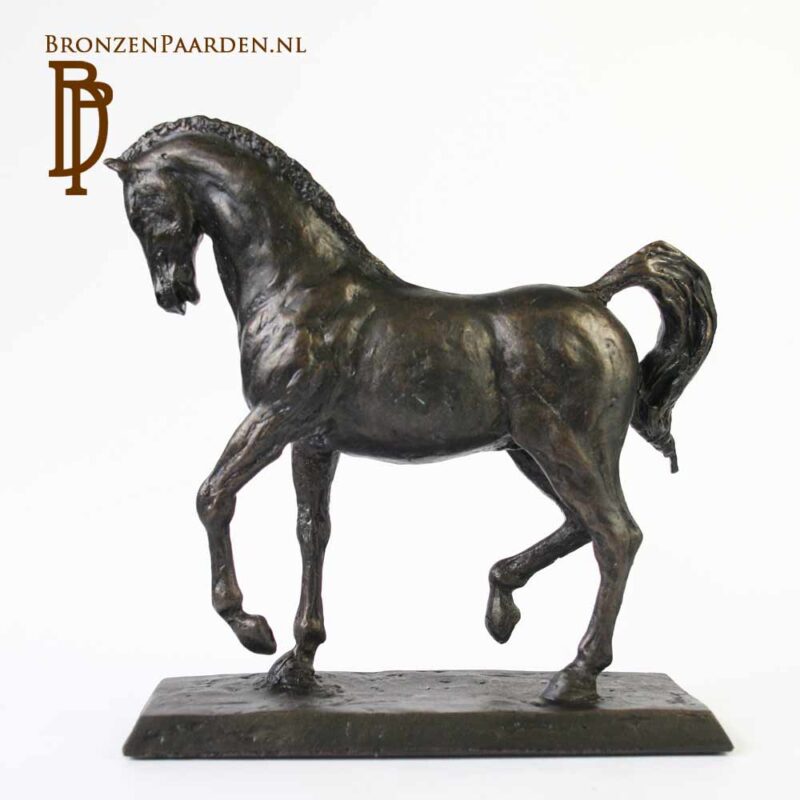 paardenbeeld piaffe brons